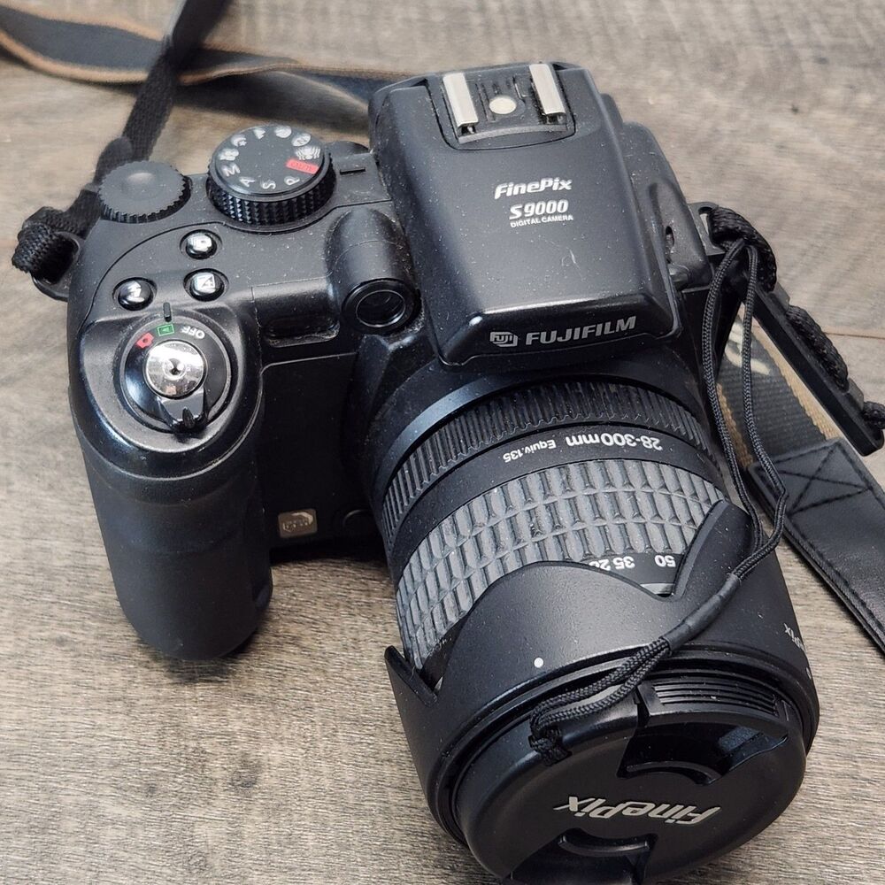 Fujifilm FinePix S9000 10.7x Optical Zoom 9mp Digital Camera 28-300mm 1GB Memory